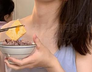 别慌，先看“黑网料”的视频，万一是真相呢？